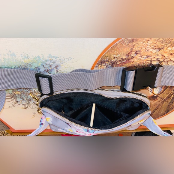 NWT Nylon Crossbody/Belt/Shoulder Totes-40”Adjustable Strap, 4 Gold Zip Pockets - Picture 5 of 16